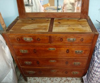Cómoda antigua de madera con espejo