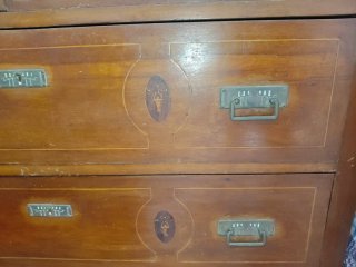 Cómoda antigua de madera con espejo