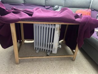 Mesa camilla cristal y tela morada