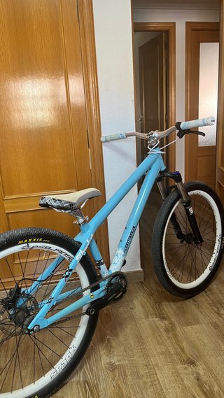 Bicicleta Dirt Jump Commencal Azul