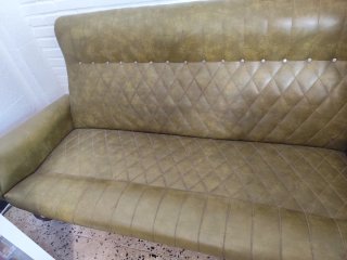Sofá Vintage Verde Capitoné Piel.