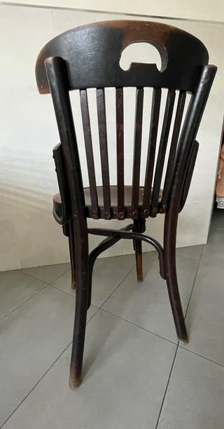 Silla de madera estilo clásico