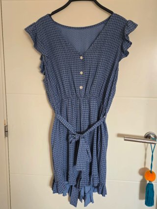 Mono corto azul estampado con cinturón