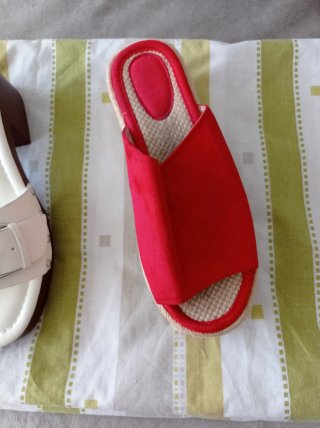 Sandalias rojas y blancas
