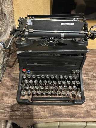 Máquina de escribir Olivetti antigua