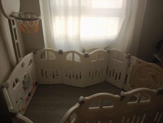 Parque infantil con canasta