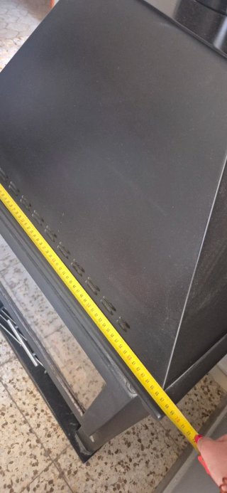 Estufa de leña negra y gris