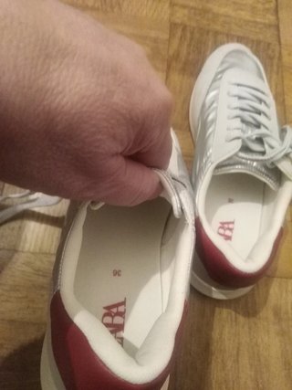 Zapatillas Zara plateadas y blancas