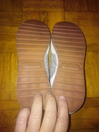 Zapatillas Zara plateadas y blancas