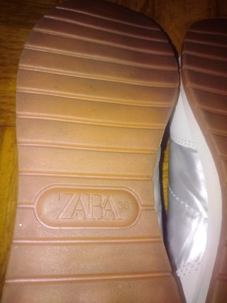 Zapatillas Zara plateadas y blancas