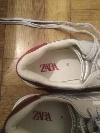 Zapatillas Zara plateadas y blancas