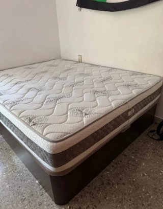 Divano in legno con materassi in memory foam