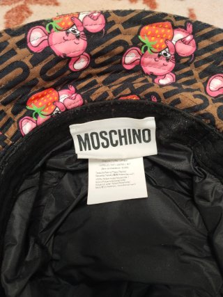 Sombrero Moschino estampado