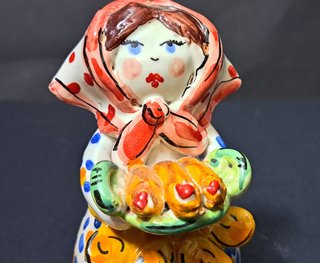 Ceramica Caltagirone donna con cannoli campanella