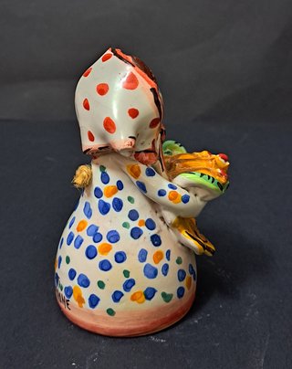 Ceramica Caltagirone donna con cannoli campanella