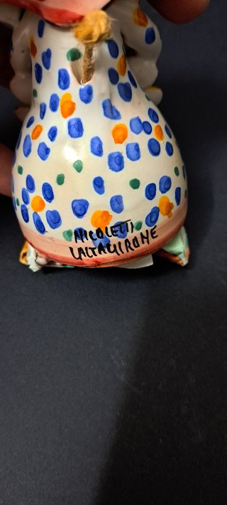 Ceramica Caltagirone donna con cannoli campanella
