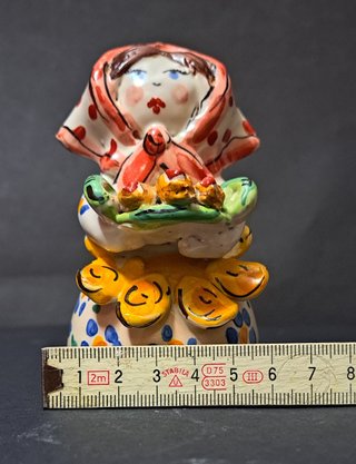 Ceramica Caltagirone donna con cannoli campanella