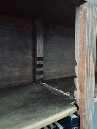 Estantería antigua de madera maciza oscura