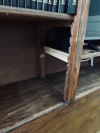 Estantería antigua de madera maciza oscura