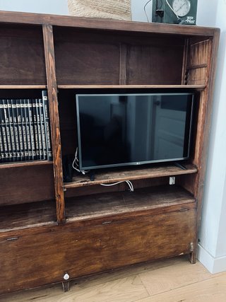 Estantería antigua de madera maciza oscura
