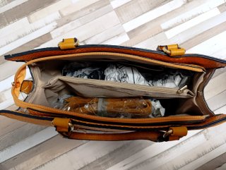 Bolso de mano y de hombro ,imitación serpiente.