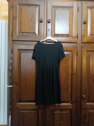 Vestito nero SHEIN con scollo a V e laccetti