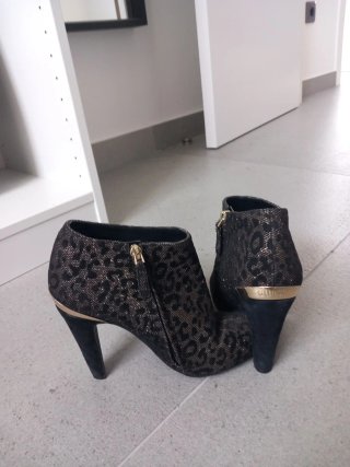 Botines Guess Animal Print Tacón Dorado
