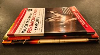 Lote de libros bajo escalas