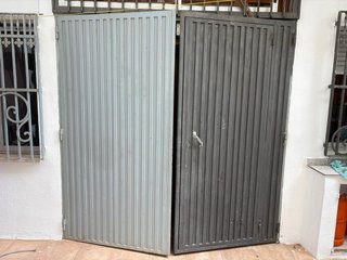 Puerta metálica gris 2’14 x 2’10