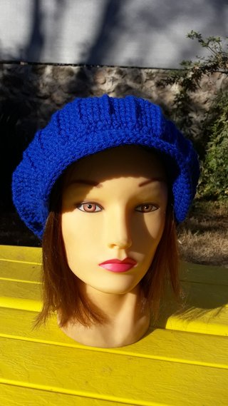 Boina C/Visera Tejida a Crochet