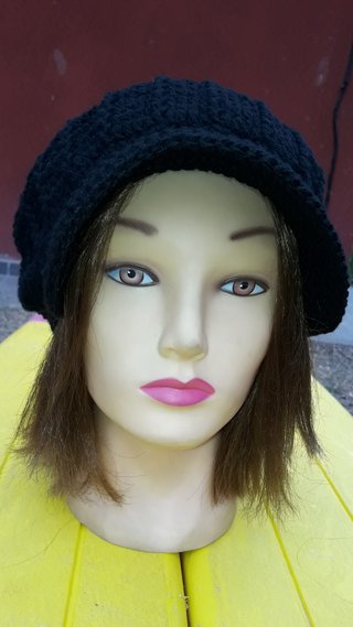 Boina C/Visera Tejida a Crochet