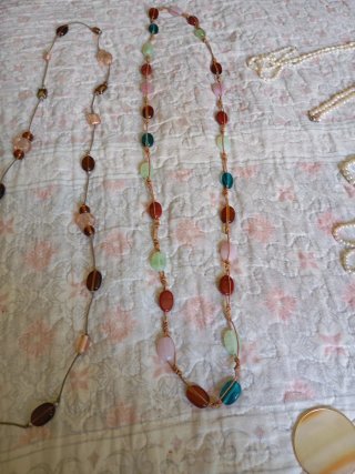 Collares de piedras marrones y multicolor