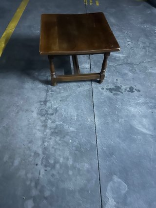 Mesa auxiliar de madera
