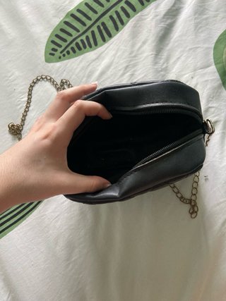 Bolso negro acolchado con cadena dorada