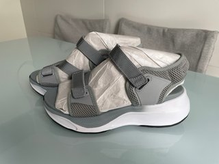 Sandalias deportivas Atom grises