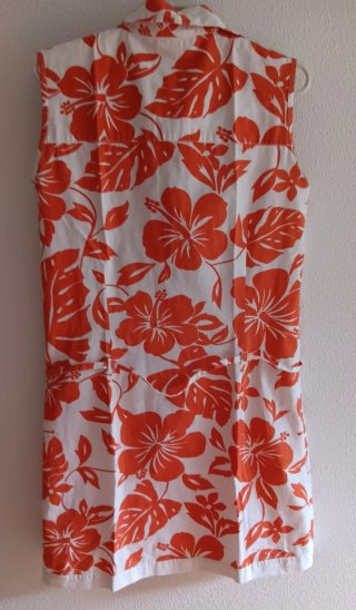 Vestido de flores naranjas y blancas