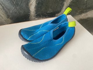 Zapatillas de playa azules para  niños talla 28-29