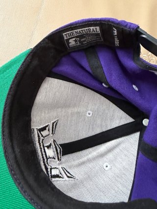 Gorra Morada y Negra con Corona