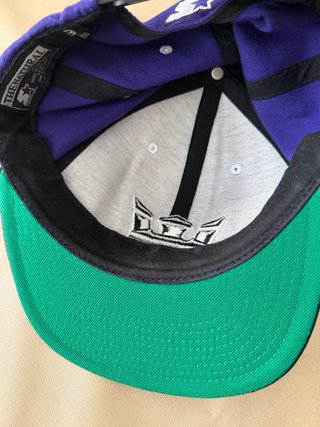 Gorra Morada y Negra con Corona