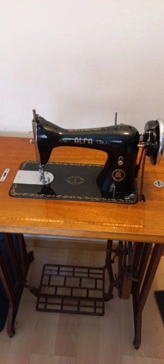 Máquina de coser antigua Alfa