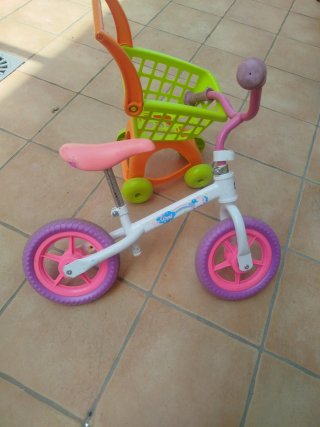 Bicicleta de aprendizaje y carrito de compras