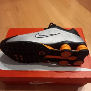 Nike Shox R4 Negro-Plata y muelles Naranja