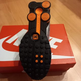 Nike Shox R4 Negro-Plata y muelles Naranja