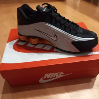 Nike Shox R4 Negro-Plata y muelles Naranja