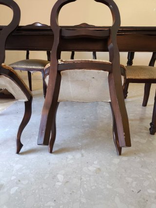 Mesa de comedor oscura con 8 sillas