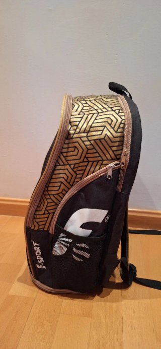 Mochila negra y dorada con logo F