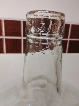 Garrafa vidrio y jarra barro