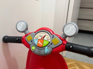 Moto correpasillos Vespa Roja