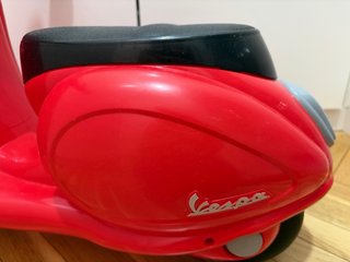 Moto correpasillos Vespa Roja