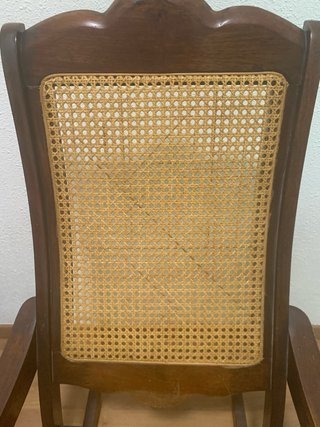 Mecedora antigua de madera y ratán